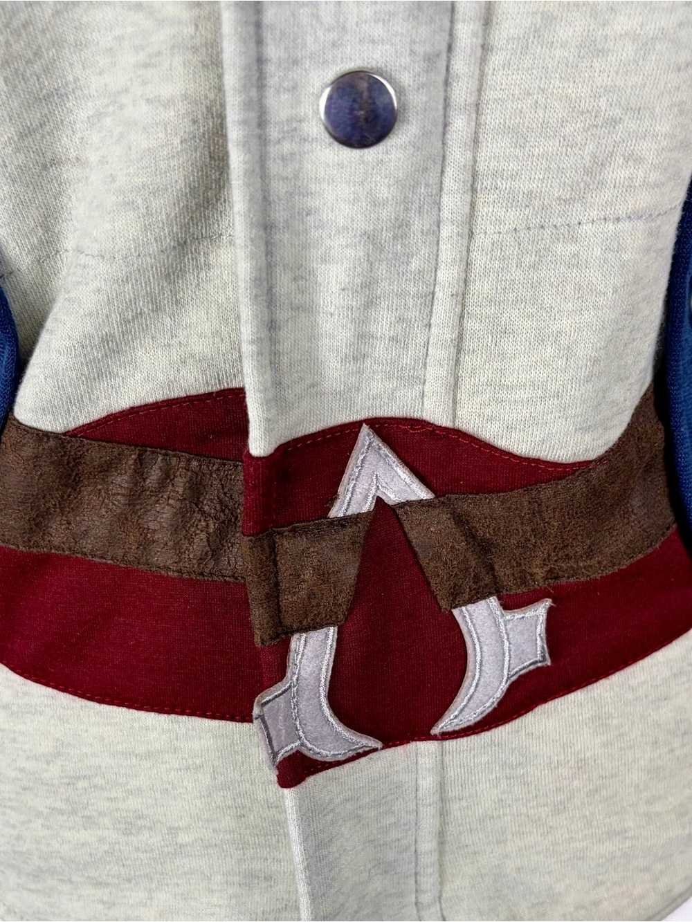 Assassin’s Creed unisex grey cosplay hoodie with embroidered details Teen 8-10 - Picture 6 of 9